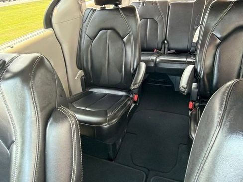 Used 2023 Chrysler Pacifica Touring-L FWD image 28