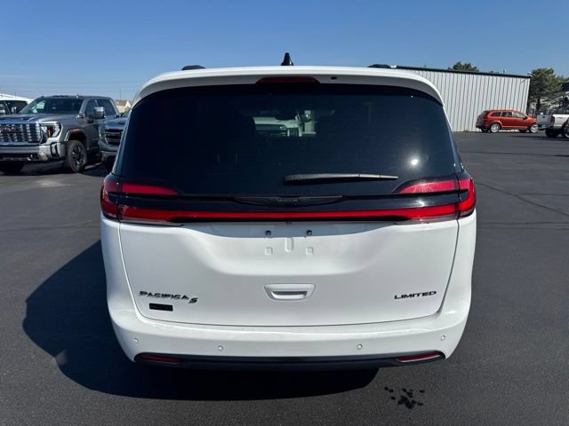 Used 2025 Chrysler Pacifica Limited FWD image 4