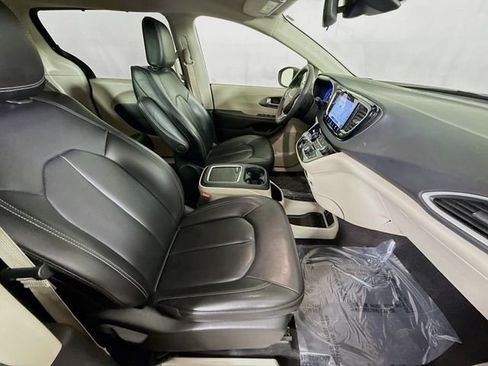Used 2023 Chrysler Pacifica Touring-L image 28