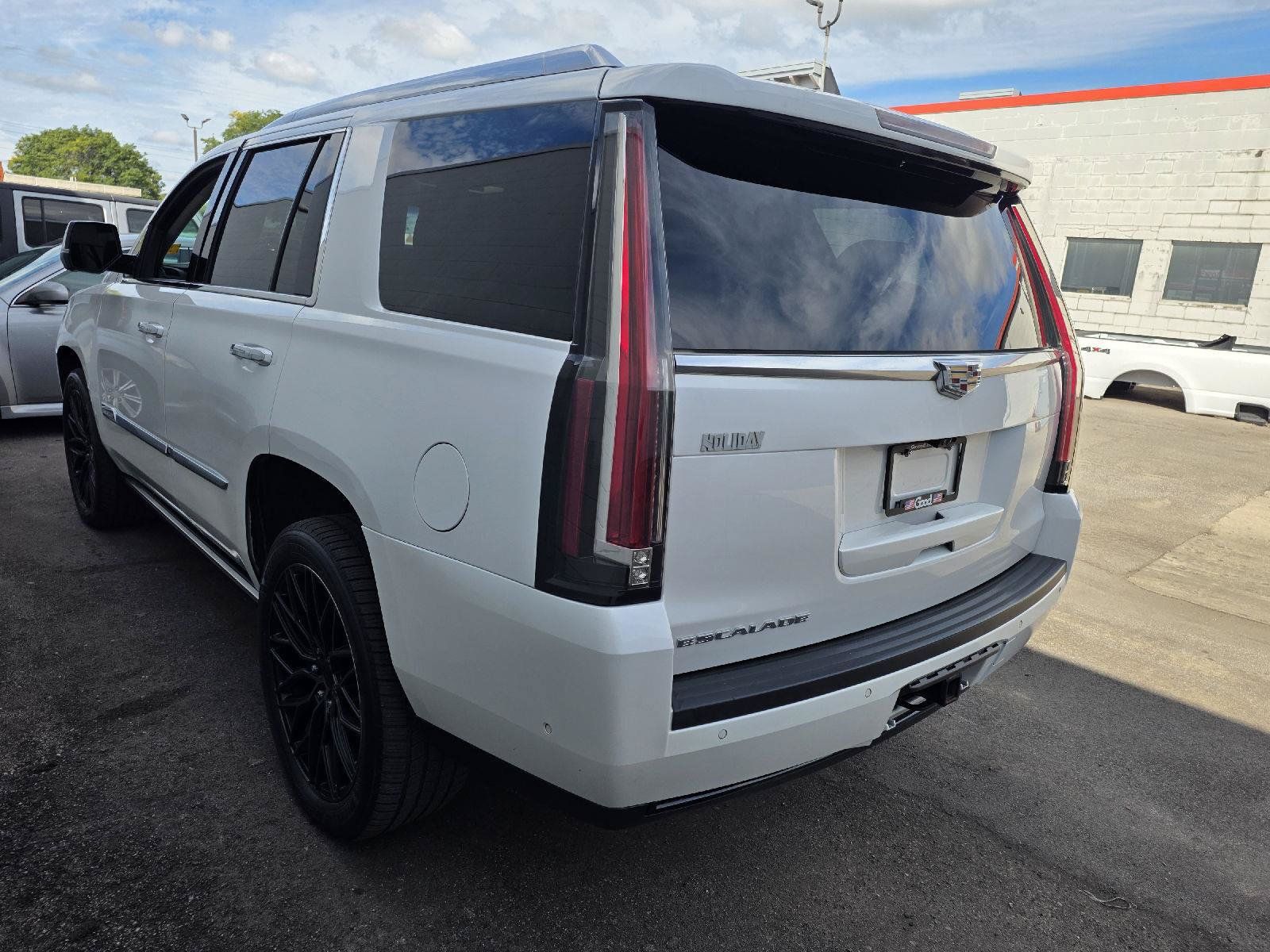 Used 2019 Cadillac Escalade Premium Luxury w/ LPO, Radiant Package AWD/4WD image 4