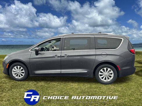 Used 2019 Chrysler Pacifica Touring-L image 3