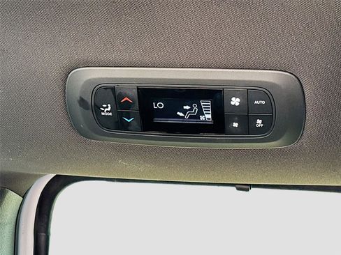 Used 2025 Chrysler Pacifica Select FWD image 25