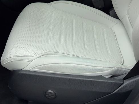 Used 2025 Mercedes-Benz GLC 300 4MATIC image 41