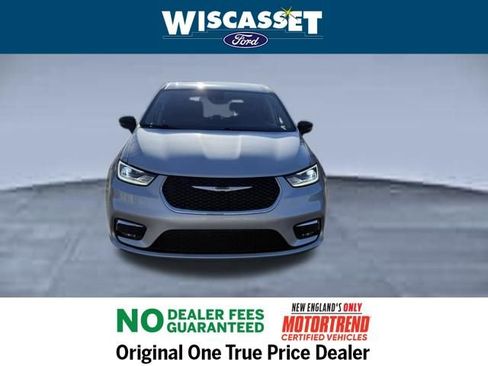 Used 2024 Chrysler Pacifica Touring-L image 9