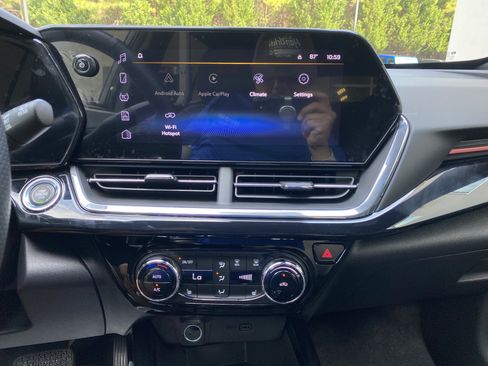 Used 2026 Chevrolet Trax RS FWD image 25