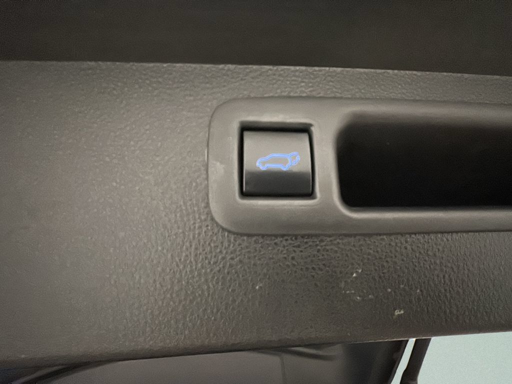 Used 2022 Toyota Highlander XLE AWD/4WD image 24
