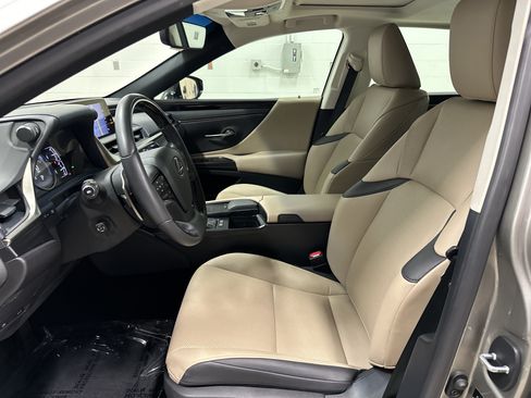 Used 2020 Lexus ES 300h w/ Premium Package FWD image 17