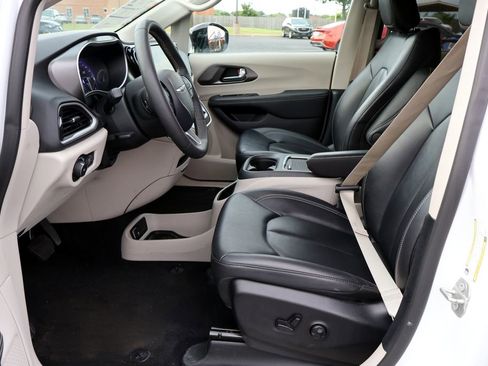 Used 2024 Chrysler Pacifica Touring-L FWD image 28