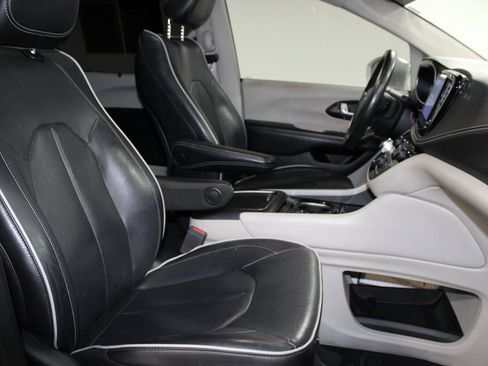 Used 2022 Chrysler Pacifica Limited FWD image 30