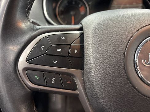 Used 2019 Jeep Cherokee Latitude Plus w/ Travel & Safety Group image 34