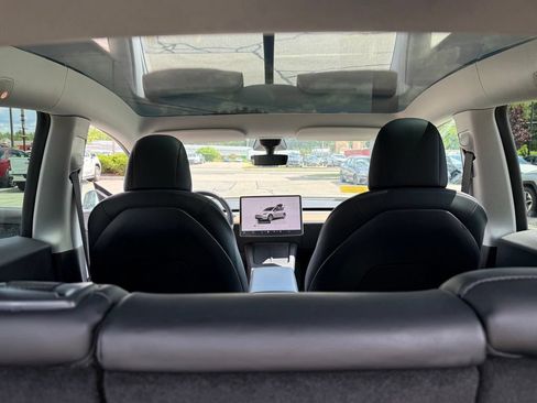 Used 2022 Tesla Model Y Long Range AWD/4WD image 29