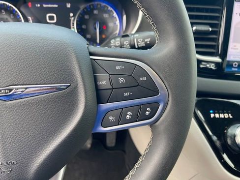 Used 2024 Chrysler Pacifica Touring-L FWD image 16