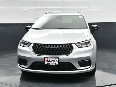 New 2026 Chrysler Pacifica Limited FWD image 2