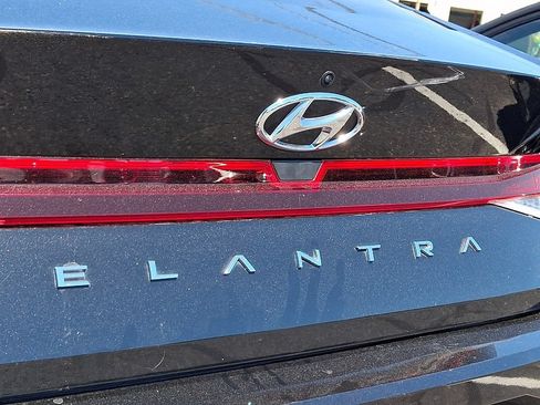 Used 2021 Hyundai Elantra SE FWD image 29