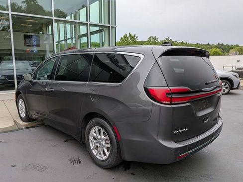 Used 2023 Chrysler Pacifica Touring-L FWD image 5