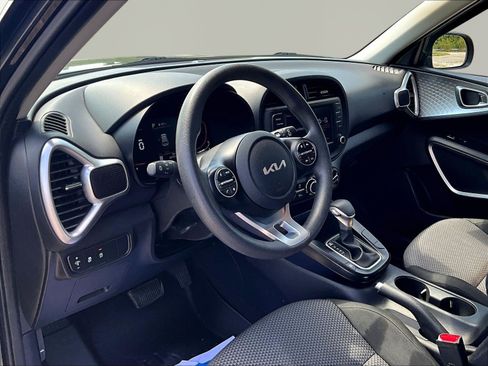 Used 2025 Kia Soul LX w/ LX Technology Package FWD image 19