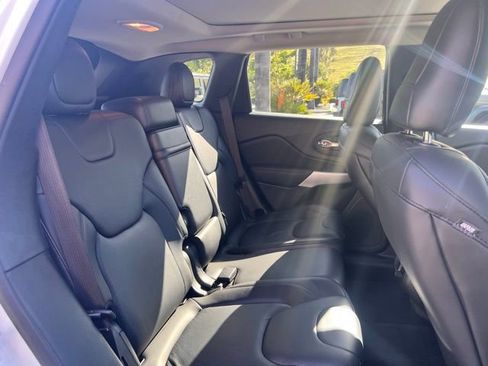 Used 2017 Jeep Cherokee Overland w/ Technology Group FWD image 33