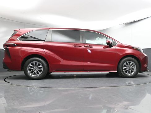 Used 2021 Toyota Sienna LE image 26