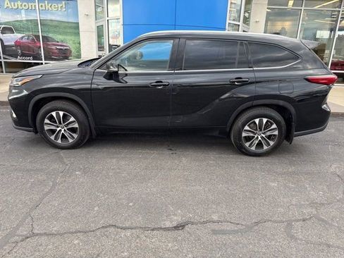 Used 2022 Toyota Highlander XLE AWD/4WD image 2