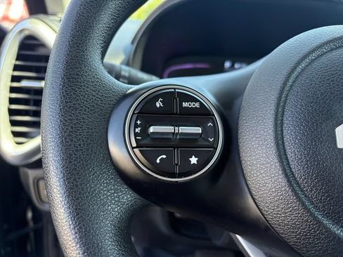 Used 2025 Kia Soul LX w/ LX Technology Package FWD image 25