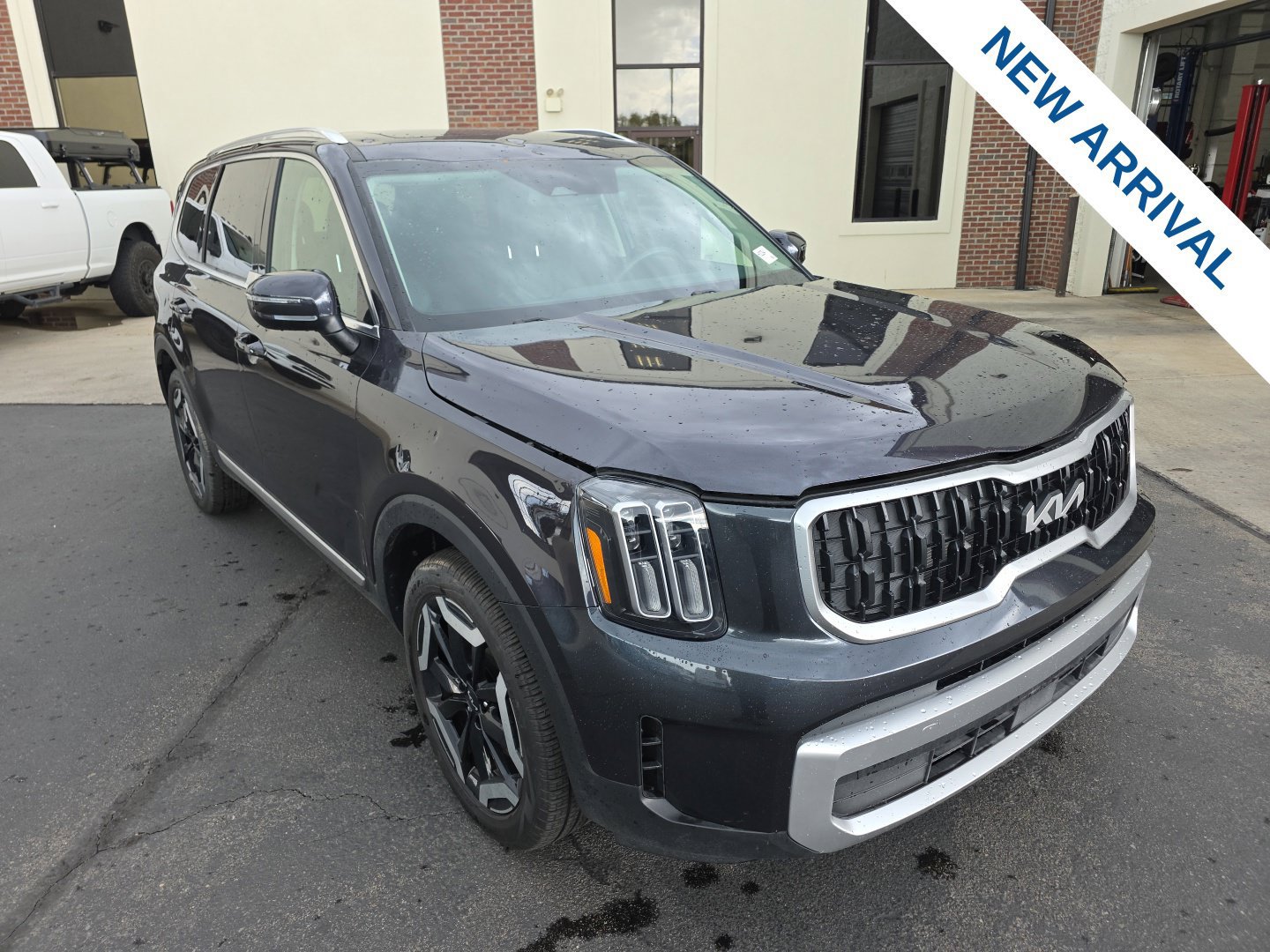 Used 2025 Kia Telluride EX w/ EX Captain's Chair Package AWD/4WD image 1