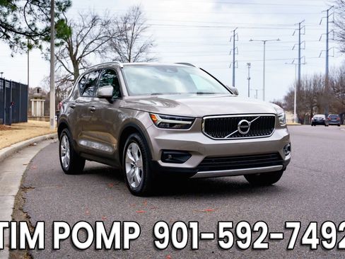 Used 2022 Volvo XC40 T5 Momentum image 2