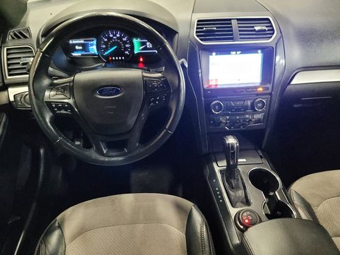 Used 2017 Ford Explorer XLT w/ Equipment Group 202A AWD/4WD image 22