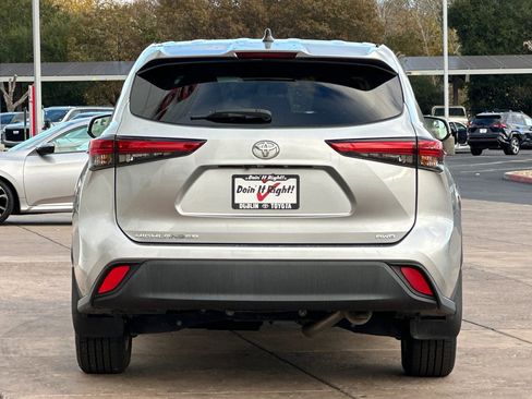 Certified 2022 Toyota Highlander L image 6