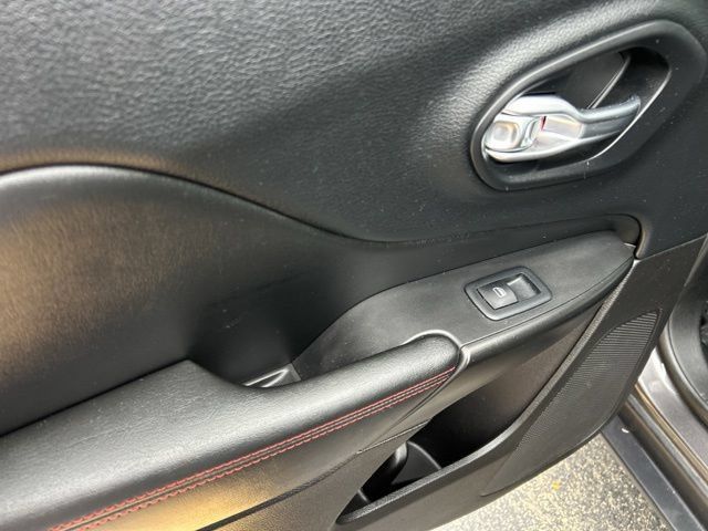 Used 2019 Jeep Cherokee Trailhawk AWD/4WD image 22
