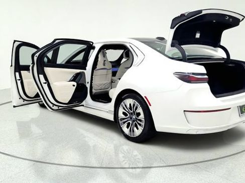 Used 2023 BMW i7 xDrive60 AWD/4WD image 16