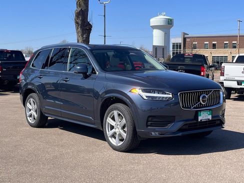 Used 2022 Volvo XC90 T6 Momentum image 2