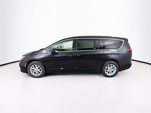 Used 2021 Chrysler Pacifica Touring-L FWD image 4