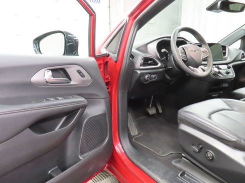 Used 2025 Chrysler Pacifica Select FWD image 41