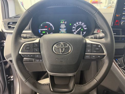 Used 2024 Toyota Sienna XLE AWD/4WD image 17