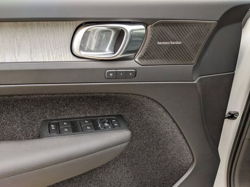 Certified 2025 Volvo XC40 B5 Ultra w/ Climate Package image 10