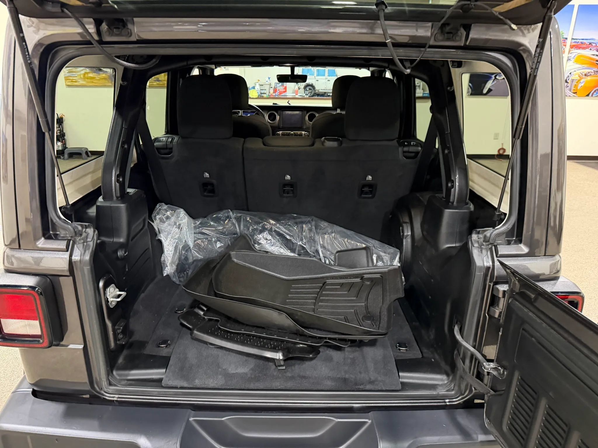 Used 2020 Jeep Wrangler Unlimited Sahara w/ Uconnect 4C Nav & Sound Group AWD/4WD image 22