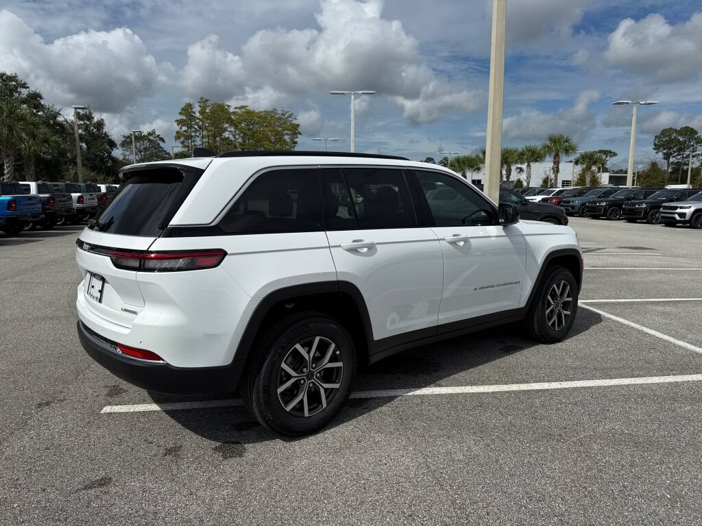 New 2027 Jeep Grand Cherokee Laredo AWD/4WD image 3