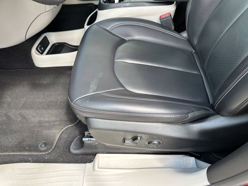 Used 2023 Chrysler Pacifica Touring-L AWD/4WD image 24
