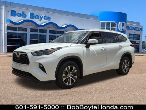 Used 2022 Toyota Highlander XLE FWD image 1