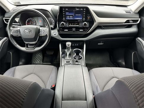 Used 2022 Toyota Highlander LE image 2