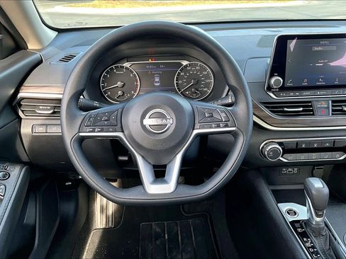 Used 2025 Nissan Altima 2.5 SV image 5