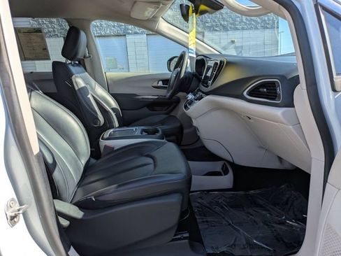 Used 2023 Chrysler Pacifica Touring-L FWD image 31