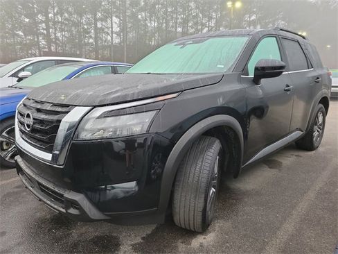 Used 2025 Nissan Pathfinder SV image 3