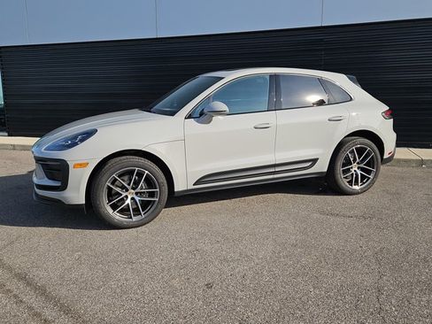 Certified 2025 Porsche Macan AWD/4WD image 3
