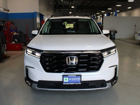 Used 2025 Honda Pilot Touring image 2