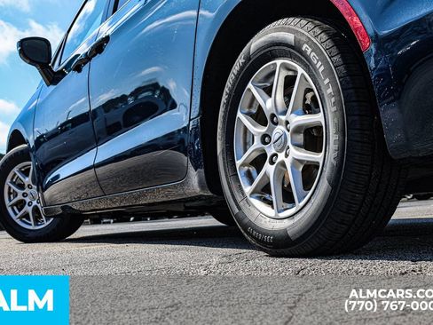 Used 2024 Chrysler Pacifica Touring-L image 16