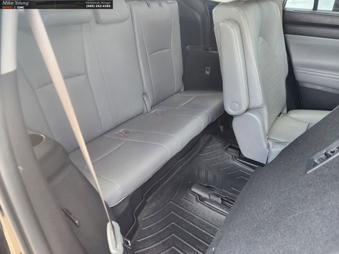 Used 2020 Toyota Highlander XLE image 17