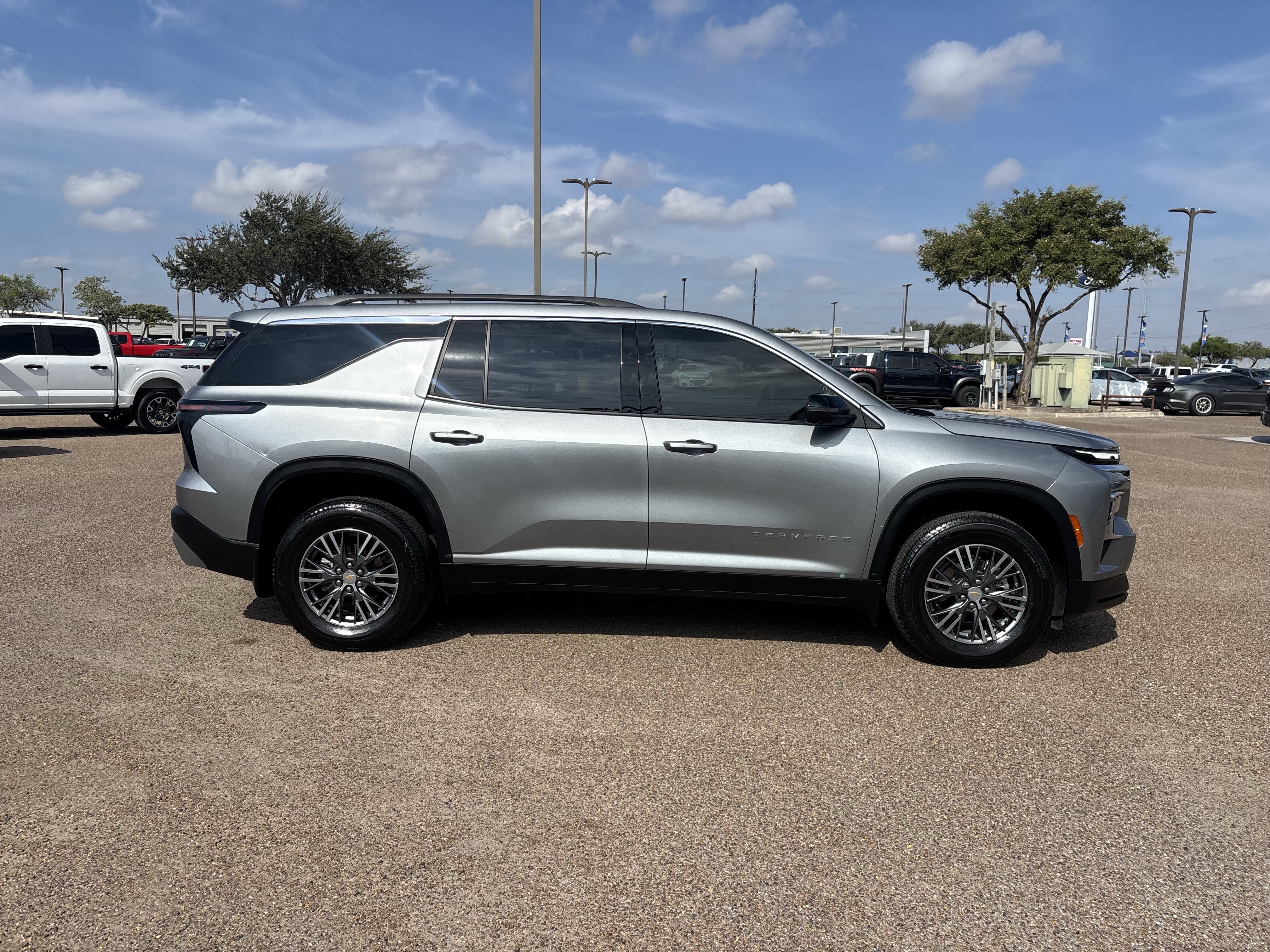 Used 2025 Chevrolet Traverse LT w/ Driver Confidence Package FWD image 4
