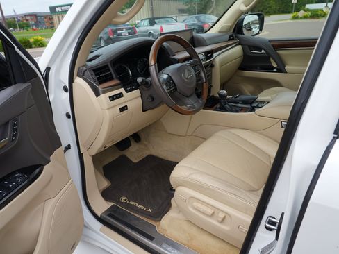 Used 2016 Lexus LX 570 4WD w/ Luxury Package image 13