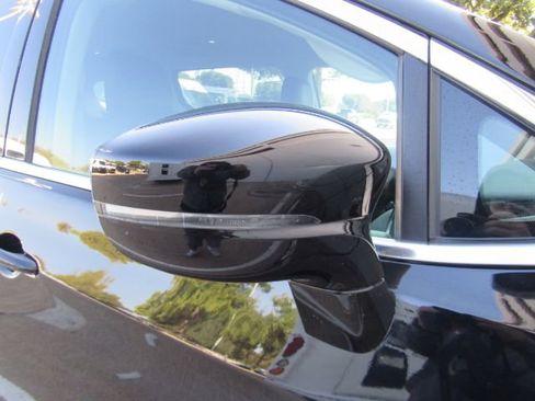 Used 2024 Chrysler Pacifica Touring-L image 23